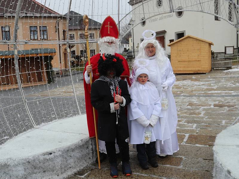 Čertovská neděle ve Volarech byla i s nadílkou.