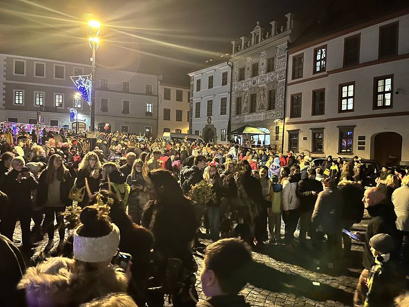 Čtyřicítka čertisek v pátek 19. listopadu večer bavila davy lidí v Prachaticích.