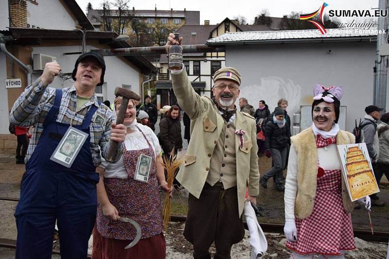 Silvestrovský vlak 2018. Poslední jízda v roce byla  tématicky laděna jako narozeninový vlak.