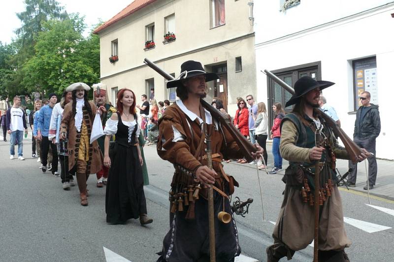 Sobotní program Slavností Zlaté stezky v Prachaticích odstartoval příchod historického průvodu s hlavním hostem letošních slavností Helenou Vondráčkovou.