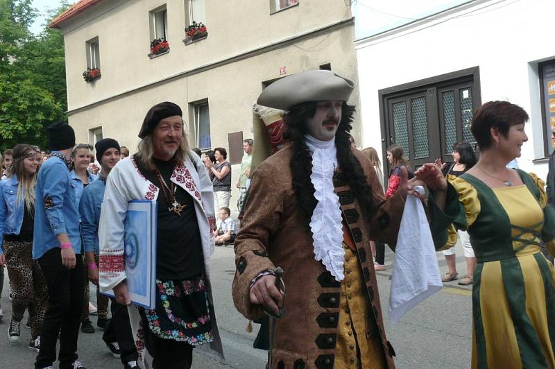 Sobotní program Slavností Zlaté stezky v Prachaticích odstartoval příchod historického průvodu s hlavním hostem letošních slavností Helenou Vondráčkovou.