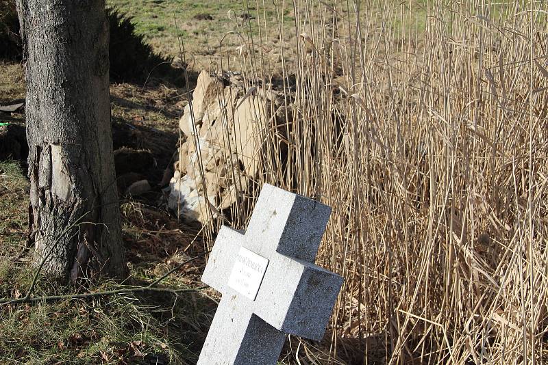 Zničený je i křížek, který připomíná oběť tragické nehody U Stopařky v roce 1995.