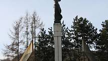 Betonový monument s názvem Pomník míru, který byl na vitějovické křižovatce vybudován v roce 1987. Právě podle sochy mávající ženy je místo nazýváno U Stopařky.