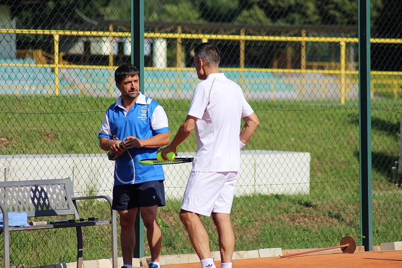 Tenisté v Prachaticích hráli J&B cup ve čtyřhře.