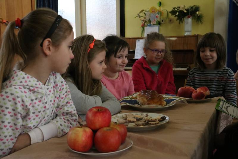 Vánoční zvyky a tradice přiblížili svým mladším spolužákům na Základní škole Zlatá stezka zástupci žákovského parlamentu.