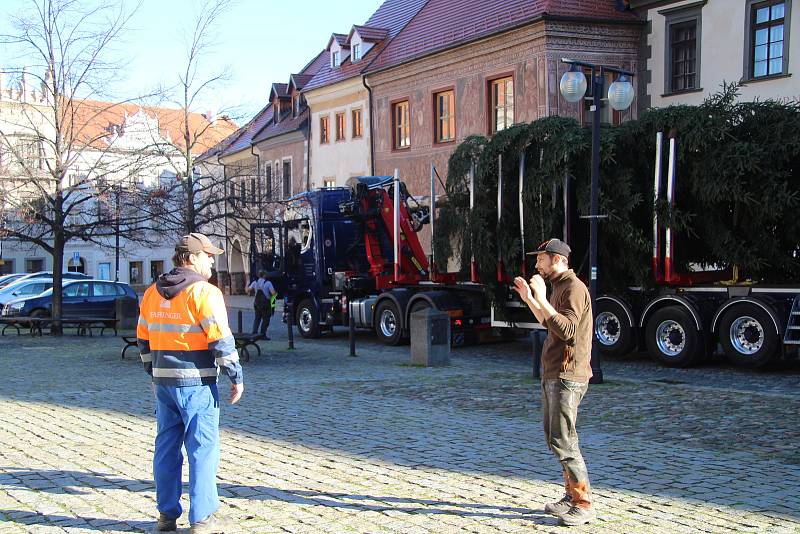 Vánoční smrk dorazil na prachatické Velké náměstí ve středu 18. listopadu dopoledne.