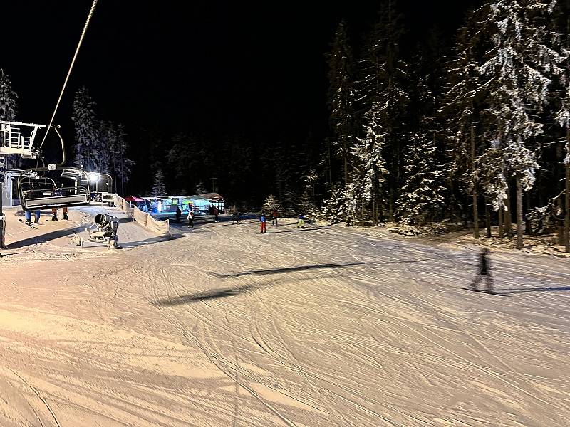 Skvěle upravená sjezdovka a lidí tak akorát. Takové je večerní lyžování na zadovské Kobyle.