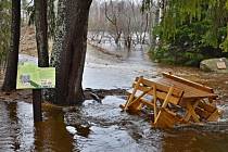 Rozvodněná Vltava u Soumarského Mostu a Černého Křiže.