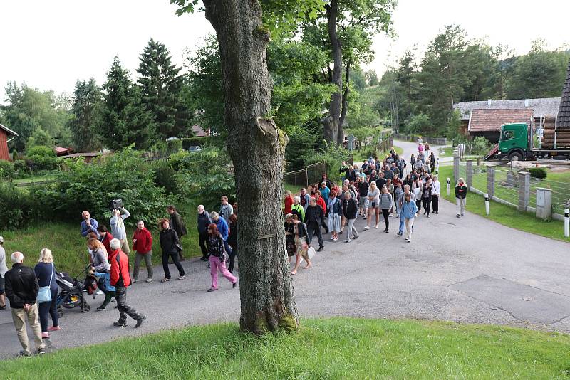 Na komentovanou procházku po Volarech přišla asi stovka lidí.