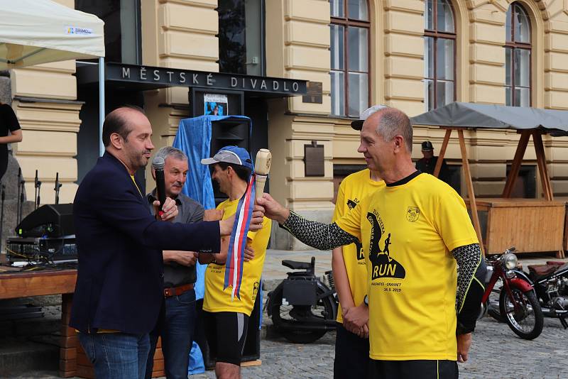 Prachatičtí sportovci běželi z Prachatic do Grainetu po trase Zlaté stezky.