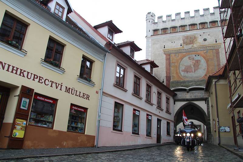 Prachatičtí motorkáři zahájili sezonu 1. Jarní jízdou. Vyjeli z Velkého náměstí Dolní branou.