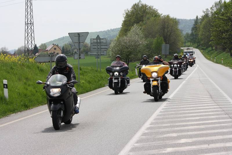 Od hraničního přechodu ve Strážném doprovázeli skupinku motorkářů, mezi nimiž byli i dva členové Nočních vlků, policisté. kolona právě přijíždí k čerpací stanici ve Vitějovicích.