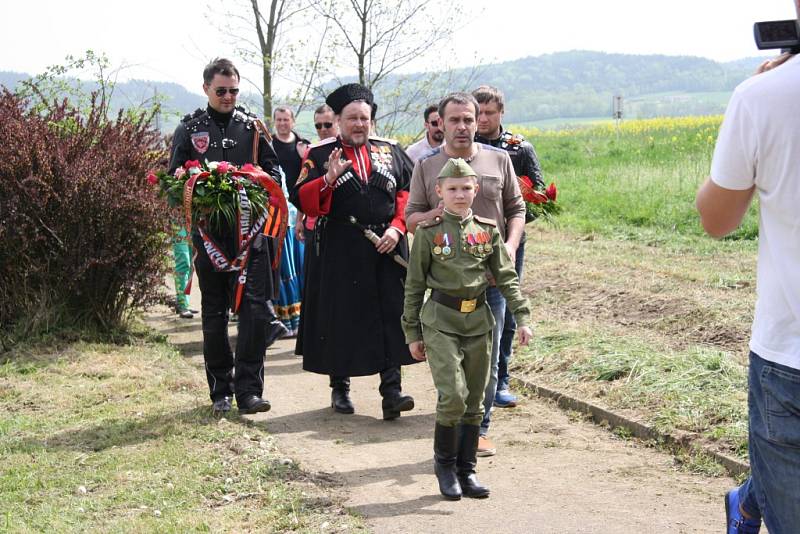 Noční vlci spolu se zástupci Všekozáckého svazu při pietním aktu kladení květin u památníku postaveném koncem osmdesátých let naproti původnímu místu setkání armád u Vitějovic.