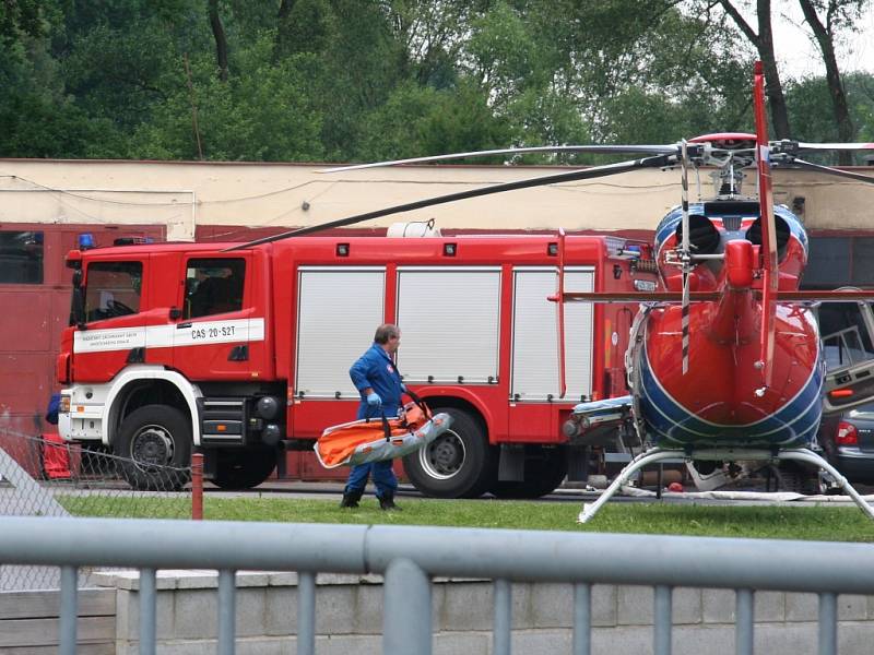 Po výbuchu v dílně v Mlýnské ulici jsou dvě těžce zraněné osoby a jedna lehce. 