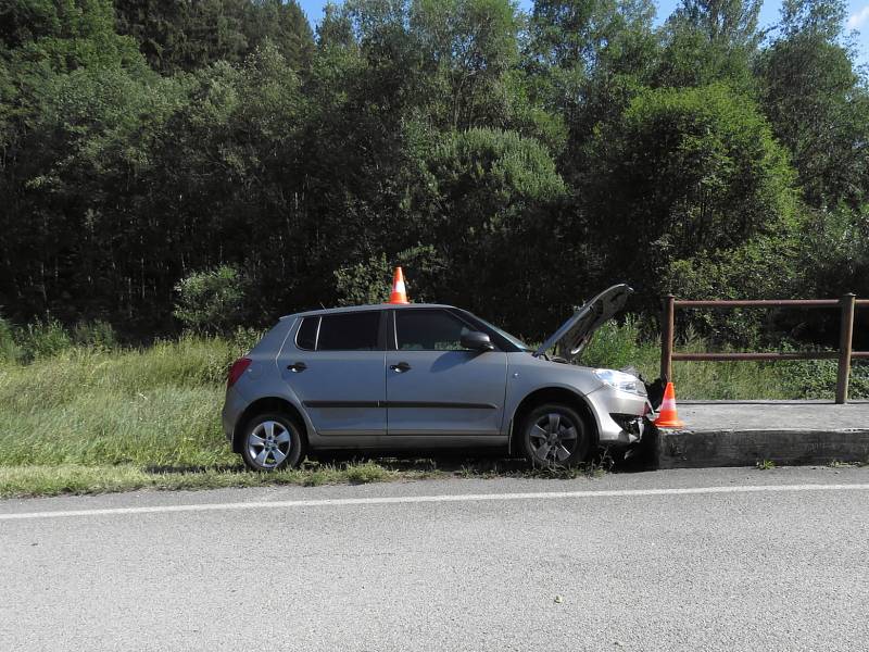 U Solné Lhoty na Prachaticku se ve středu odpoledne stala tragická nehoda.Po nárazu auta do betonového mostku řidič zemřel.