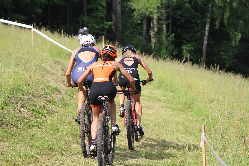 Triatlonistky připravily při Short tracku fanouškům skvělou podívanou.