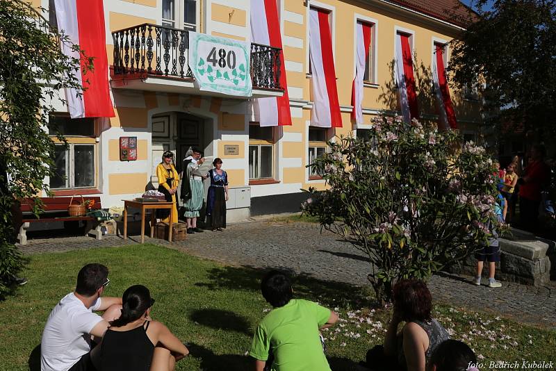 Vědomostní hru, čtení pasovacího glejtu a dobrou zábavu si užili Čkyňští při obecních oslavách.