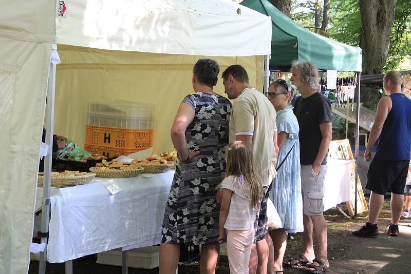 Ve středu 6. července se Husinec probudil do slunného rána. Husovy oslavy jsou až do večera.