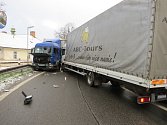 Ranní nehoda kamionů v Lenoře.
