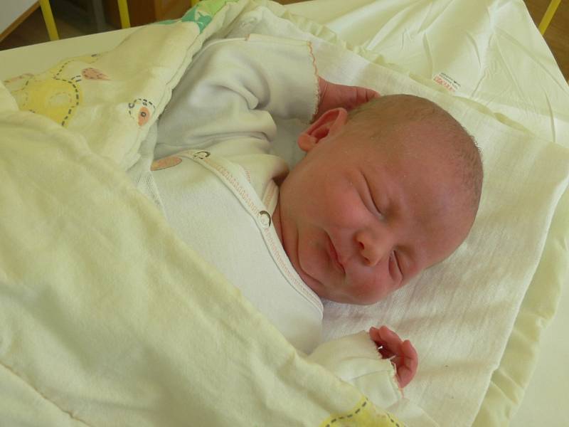 Petr Hrbek se v prachatické porodnici narodil ve středu 23. října v 9.13 hodin. Vážil 3750 gramů. Rodiče Kateřina a Petr jsou z Vitějovic. Na malého Petra se těšil bráška Honzík (2,5 roku).