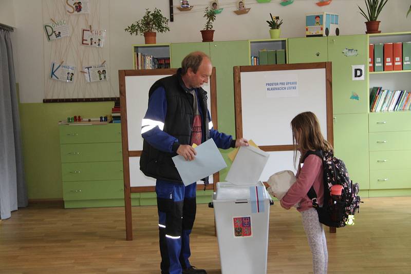 V první půl hodině po otevření volebních místností se v té v Základní škole ve Vodňanské ulici v Prachaticích tvořila fronta.