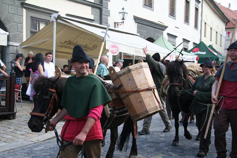 Páteční odpolední program Slavností Zlaté stezky pokračoval tradičně příchodem karavany soumarů, která letos dorazila pěšky z Grainetu i s nákladem soli.