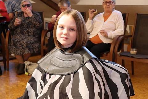 Osmiletá Anička z Volar věnovala přes třicet centimetrů svých vlasů spolku Nové háro na výrobu paruk pro onkologicky nemocné děti.
