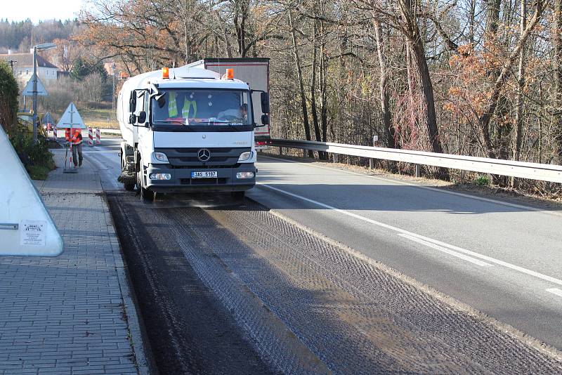 Mezi Netolicemi a Kratochvílí silničáři na několika místech frézovali vozovku.