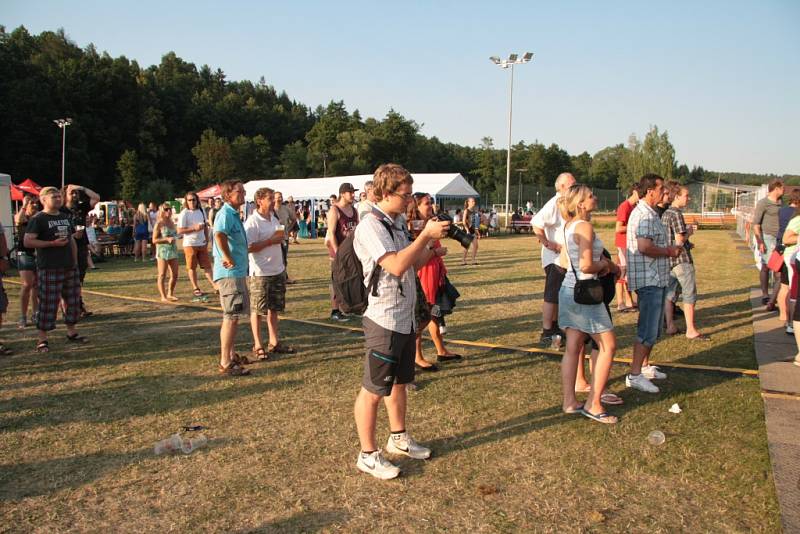 Podvečer a večer patřil opět zpěvu a vynikající náladě. O tu se postupně postaraly kapely Turbo, Lucky Brew, Na Plech, Ivan Mládek & Banjo Band, Bags a Masch.