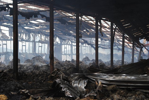 Požár ve Lhenicích, den třetí: Ze sena ve shořelých halách stále šlehají plameny
