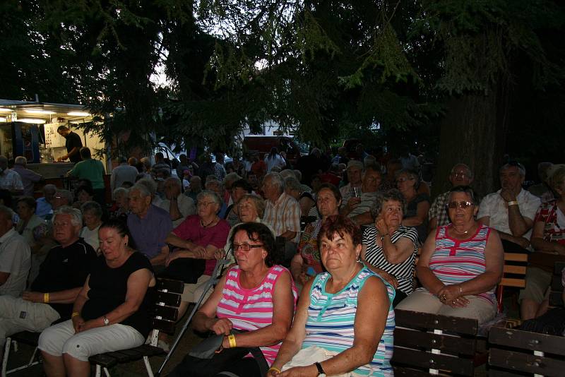 Doubravanku si nenechaly ujít desítky návštěvníků prachatického Štěpánčina parku. I sem se přesunuly Slavnosti solné Zlaté stezky a Štěpánčin park tradičně patřil dechovce.