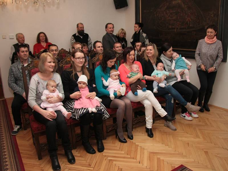V úterý 8. března přivítal starosta Prachatic Martin Malý v obřadní síni dalších šestnáct nových obyvatel města Prachatice. V převaze byla tentokrát jednoznačně děvčátka, kterých bylo při vítání jedenáct.