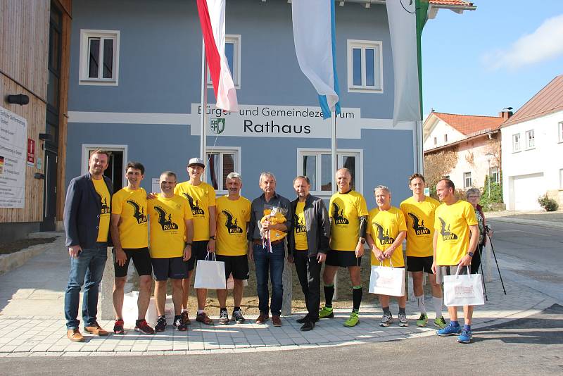 Prachatičtí sportovci běželi z Prachatic do Grainetu po trase Zlaté stezky.