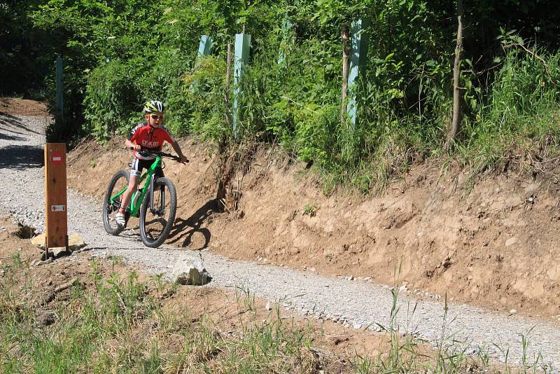 Kateřina Nash a cyklisté z LY:KO klubu Prachatice otevřeli první jízdou první prachatický singltrek.