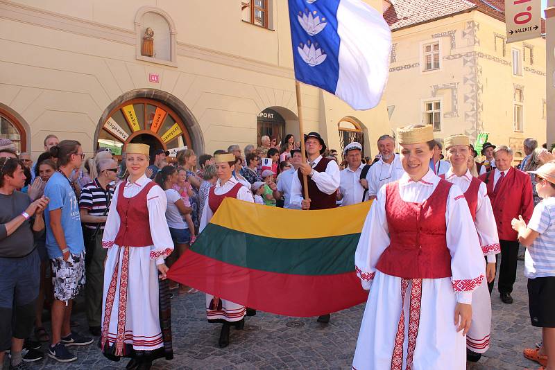 Kočár tažený koňmi přivezl na Velké náměstí Leonu Machálkovou. V průvodu se představili všichni účinkující.