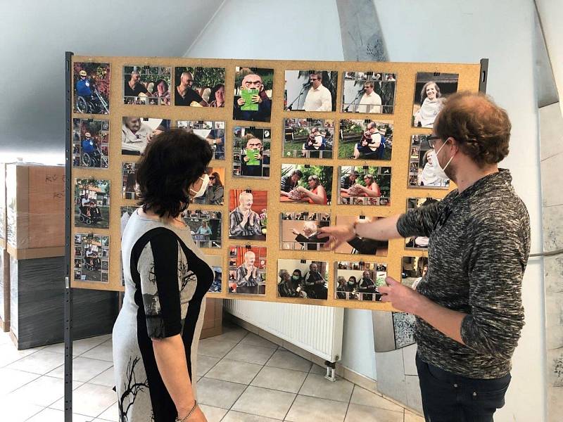 Jihočeský krajský úřad České Budějovice v květnu 2021 hostí výstavu dokumentů a fotografií Pět let SeniorPointu Prachatice a Umění s postižením.