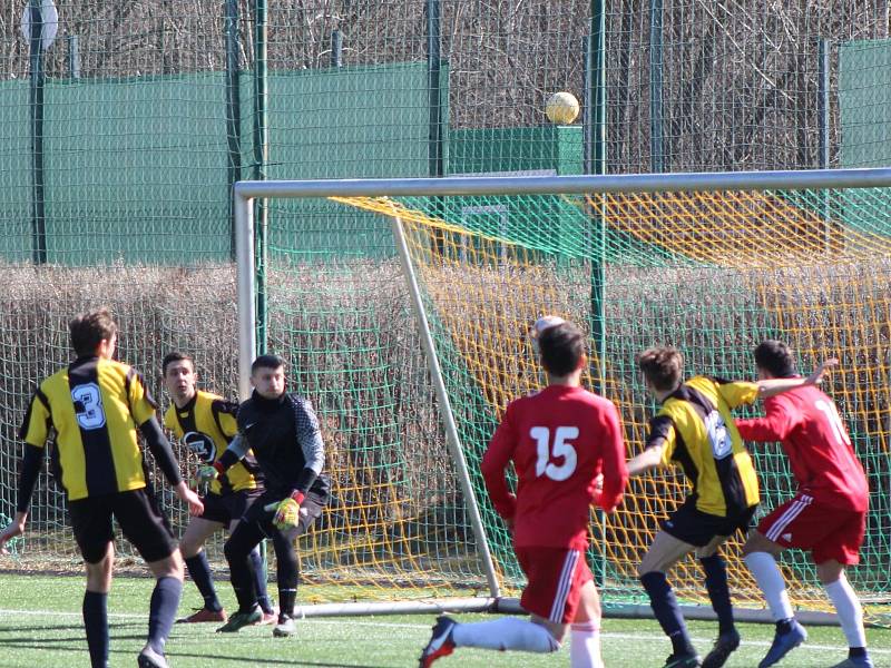 Tomáš Pecka (v červeném s číslem 10) nastřílel Milevsku v barvách Prachatic tři góly a stal se nejlepším kanonýrem víkendu v kraji.