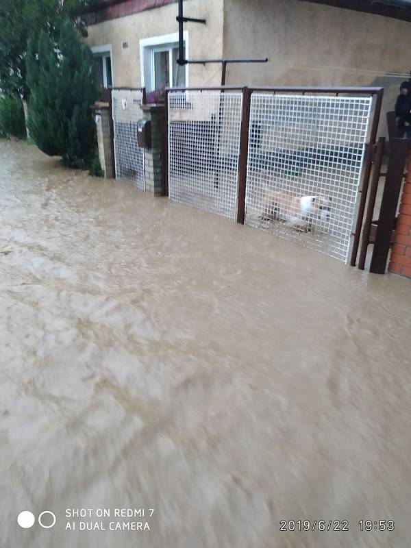 V Chlumanech zalila několik domů voda z rozvodněného potoka a rybníka.