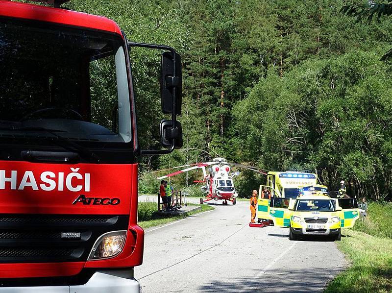 Tragedií skončila nehoda osobního vozidla na Vimpersku. Starší řidič na následky i přes veškerou pomoc zemřel na místě.