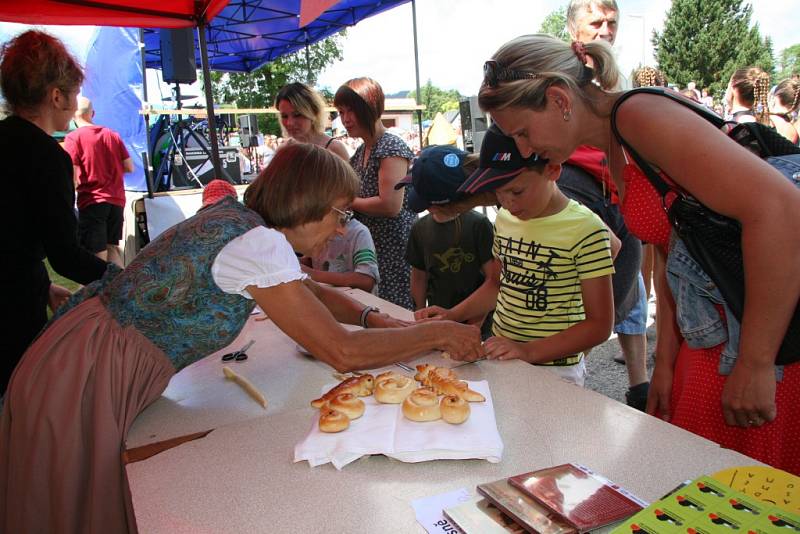 Letošní Slavnosti chleba v Lenoře přálo počasí měrou vrchovatou, takže několik stovek návštěvníků si mohlo v klidu užívat připravený bohatý program.