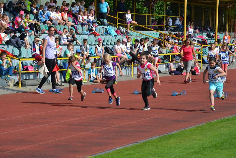 Městský stadion se zaplnil dětmi. Dům dětí a mládeže pro ně připravil atletickou soutěž.