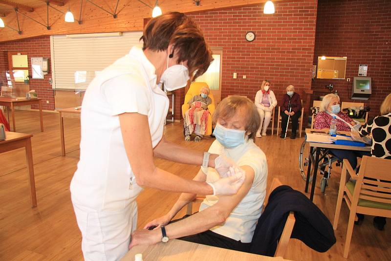 Ve čtvrtek 7. ledna se začalo s očkování proti covid-19 seniorů v Domově seniorů Mistra Křišťana v Prachaticích.