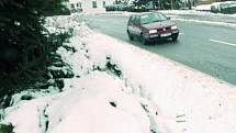 ZIMA JE ZPÁTKY. Noční a ranní sněžení v Jihočeském kraji opět připomnělo, že zima ještě neskončila a několikacentimetrová vrstva sněhu na silnicích zkomplikovala život řadě řidičů. Snímek  je z Libínského Sedla u Prachatic.