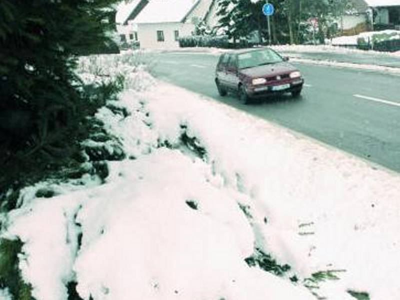 ZIMA JE ZPÁTKY. Noční a ranní sněžení v Jihočeském kraji opět připomnělo, že zima ještě neskončila a několikacentimetrová vrstva sněhu na silnicích zkomplikovala život řadě řidičů. Snímek  je z Libínského Sedla u Prachatic.