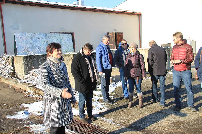 Areál bývalého Agrochemického podniku ve Lhenicích, kde již začala likvidace nebezpečných látek. Jde už o druhou etapu.