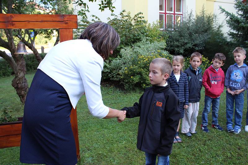 Prvňáčci ve Vodňance dostali každý svůj zvoneček a společně s třídní učitelkou Olgou Michálkouvou si první den ve škole zazvonili.