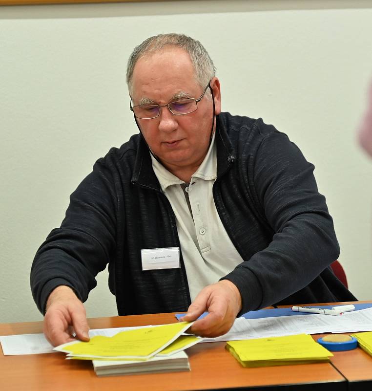 Volební místnosti ve Volarech se začaly plnit hned ve dvě hodiny odpoledne. Lidé mají o volby nebývalý zájem.