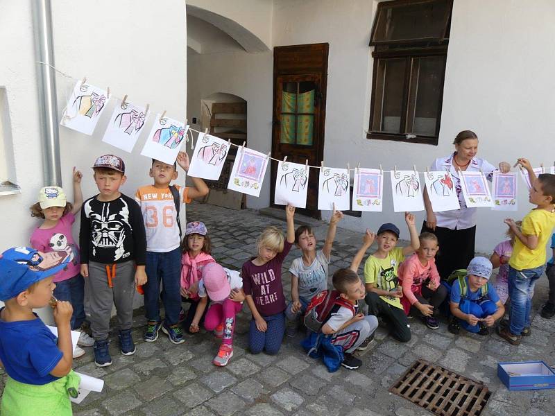 Baráčníci připravili program pro malé táborníky.