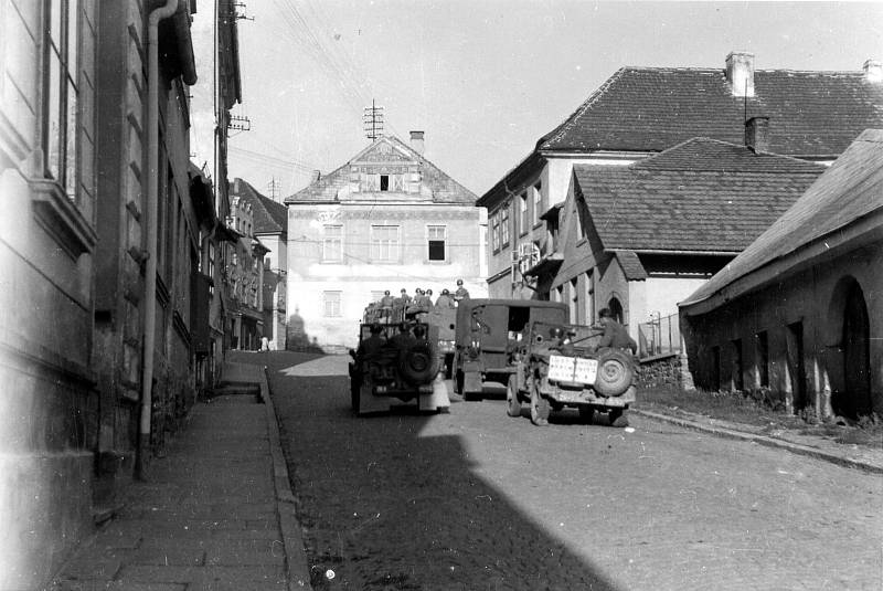 Prachatice v květnu 1945 - US kolona v nynější Družstevní ulici. Fotografie z Diplomové práce Mgr. Pavla Študlara Prachatickému deníku poskytl Emil Nachlinger z Těšovic