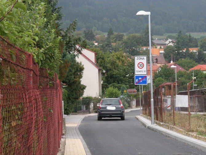 Pouze třicetikilometrovou rychlostí smějí projíždět řidiči opravenou ulicí U Zastávky a částí ulice Za Továrnou.